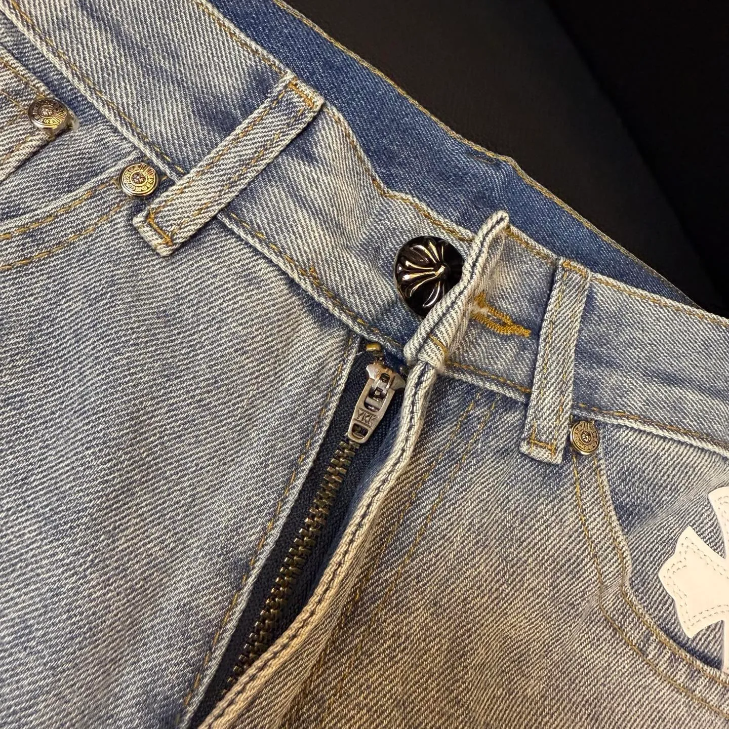 P260 model number: D350 Chromehearts washed blue leather jeans, ceiling-level jeans, a pair is hard to find at the counter‼ ️About Zangyin✅This is an extremely luxurious fashion brand that can also be called the aristocracy of the high street. It has always been an exclusive brand for some hipsters or rich second generations. The color of this model is already very eye-catching by using a unique washed material. It is decorated with pink patch cross flowers, which cleverly highlights the charm of the brand. Secondly, this model adopts a classic high-waist cut design, which highlights the long legs and fashionable temperament of the upper body. The brand is highly recognizable and the slim-fitting configuration is more suitable for daily wear. The personality will be fashionable and the specifications can be seen at a glance. Materials and technology ✅ Needless to say, this point goes without saying. As an excellent craftsman brand, Zangyin's requirements for details and craftsmanship are really perfect. The washed color of this model has gone through a lot of processes, not to mention the embellishment of the denim appliqués. It is also purely handmade and sewn. Just like what they believe in, only handmade things have soul and have the meaning of wearing. A top-notch heavy-duty fashionable denim item, recommended by both hands‼ ️ Size: 28, 30, 32, 34, 36 (S-XXL) Color: Washed light blue Size reference: Pants length 100 102 104 106 106 Waist 72 76 80 84 88 Recommended weight S (about 130 pounds) M (about 120 pounds) L (about 140 pounds) XL (about 165) XXL (around 185)